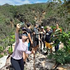 "Com os anúncios online, comecei a atrair turistas que nem sabiam que Goiás tinha tanto a oferecer. Minhas vendas dispararam!" — Juliana Borges, guia turística – Goiás